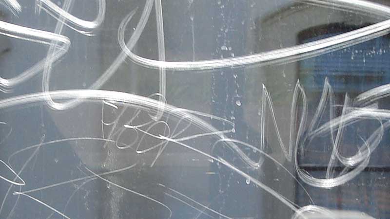 graffiti-e-graffi-su-vetro